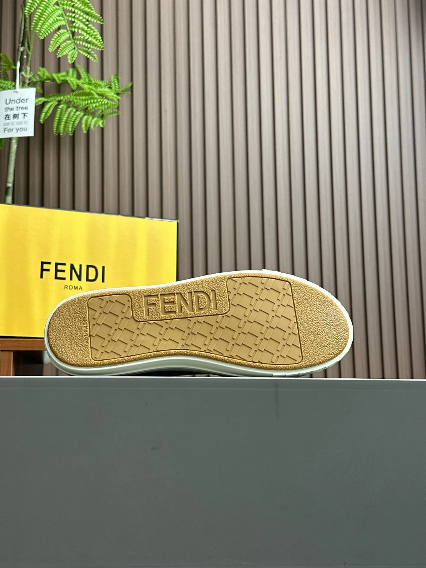 Men's shoes 💰580 FENDI Match men's lace-up sneakers. ♞size; couple size 35-40 (women) 39~45 (men) This item is from the Stefano Pilati design series. It is made of black leather and decorated with gray leather details. Rubber sole with FENDI on the side. Material: 100% calfskin, lining: 70% polyester, 27% nylon, 3% spandex